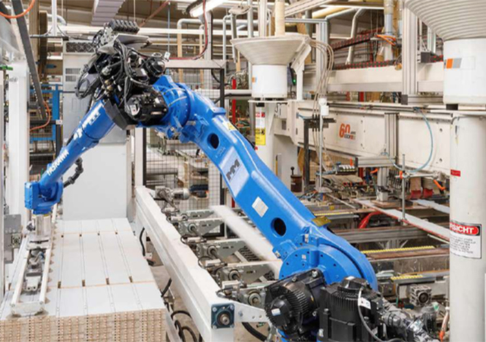 Foto La empresa alemana Mutz Maschinenbau implementa dos sistemas de paletizado con robots de Yaskawa para Plocher Möbelelemente.